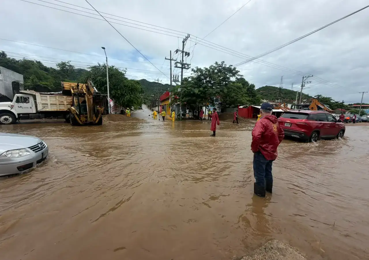 Maquinaria pesada retira lodo y piedras en una vialidad de Acapulco