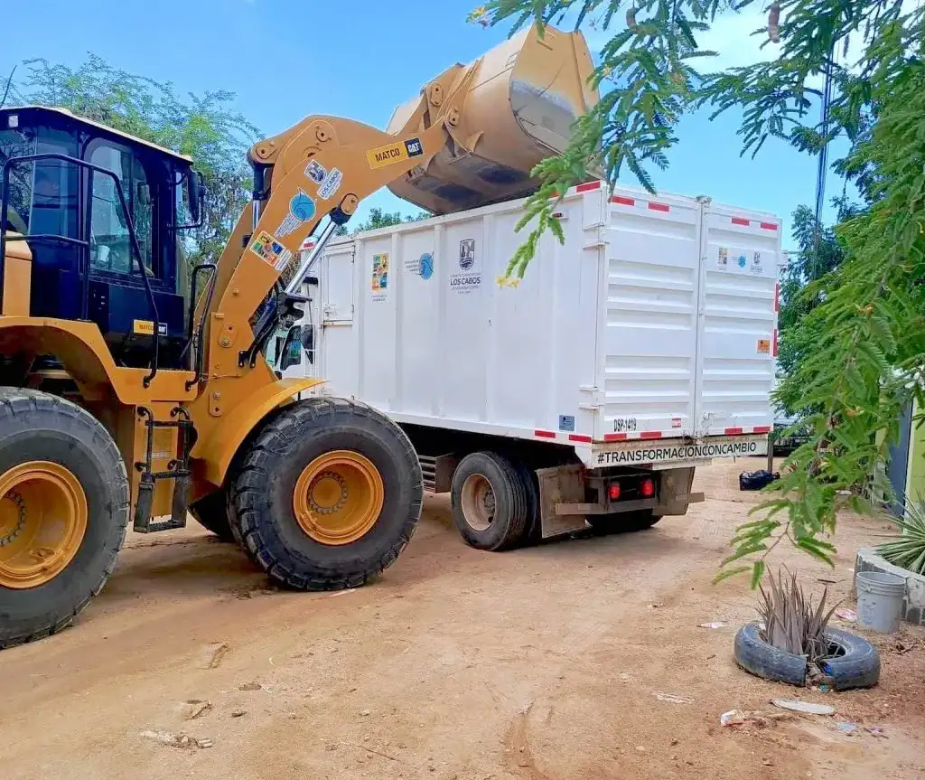 Personal de limpieza retira cacharros en una colonia de Cabo San Lucas
