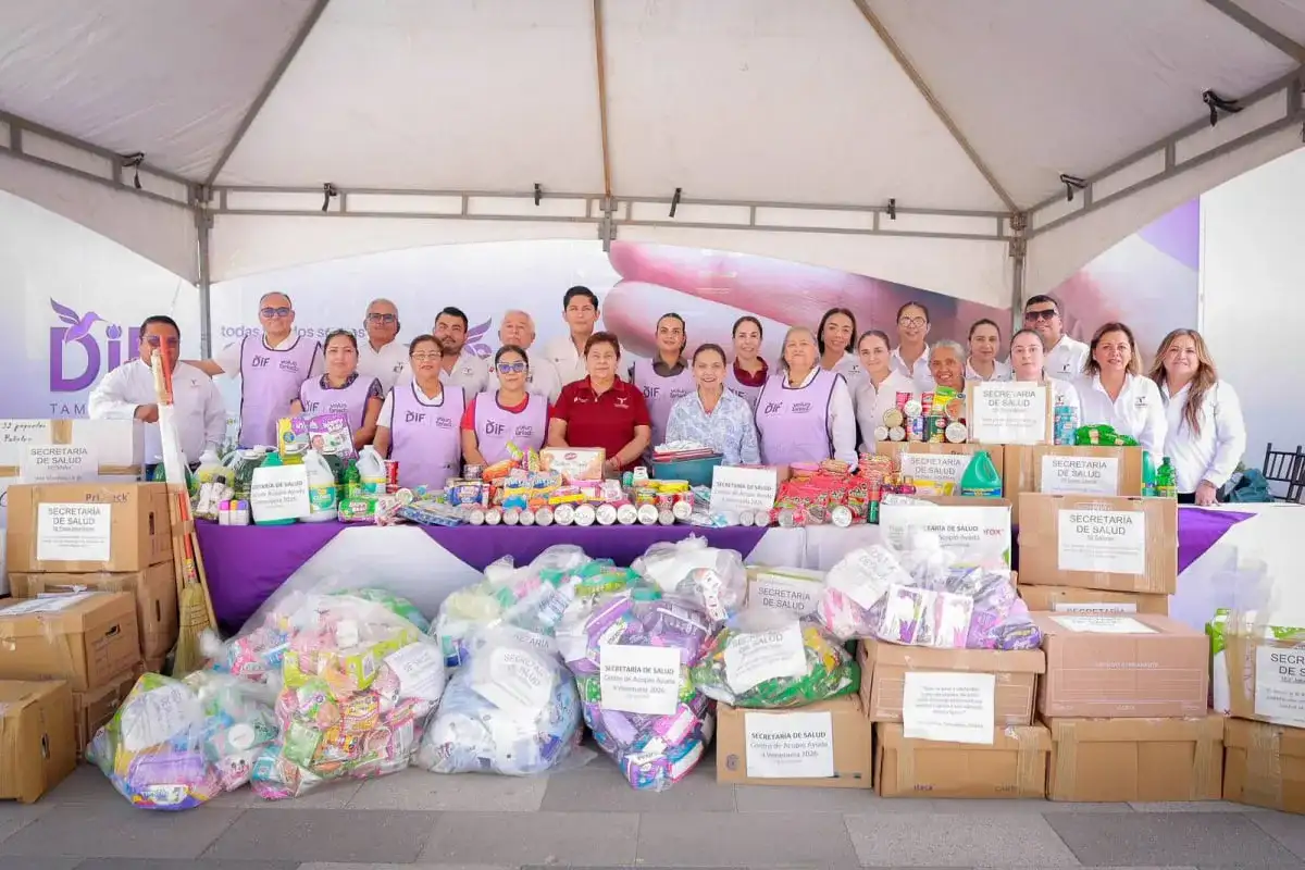 Voluntarios clasifican donativos en el DIF Tamaulipas