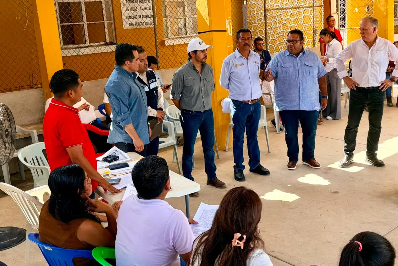 Reunión de autoridades con habitantes de Aguas Calientes en Acapulco