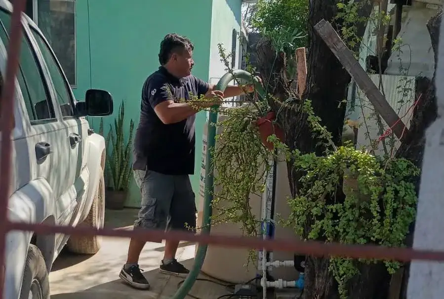 Pipa de agua potable durante la distribución en un fraccionamiento de Reynosa