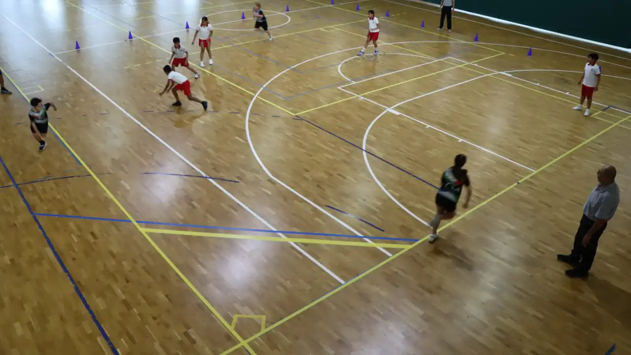 Estudiantes durante un partido de béisbol escolar en Reynosa