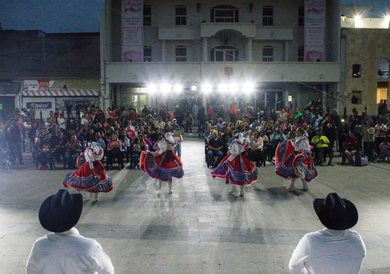 Ballets folklóricos durante una presentación de danza regional en Reynosa