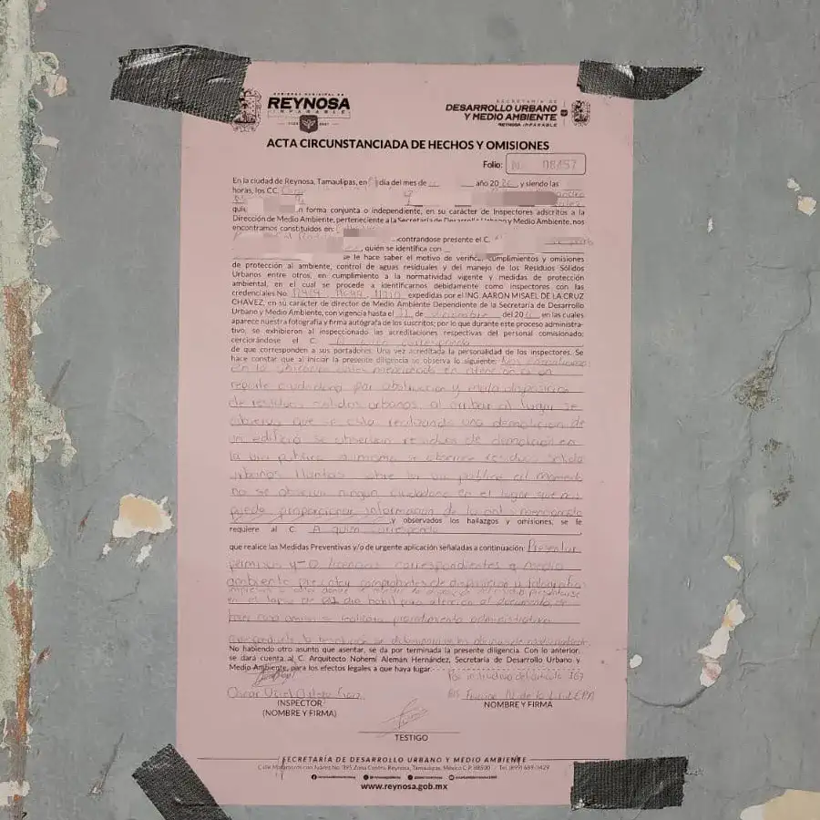 Residuos de demolición acumulados sobre una vía pública en zona urbana
