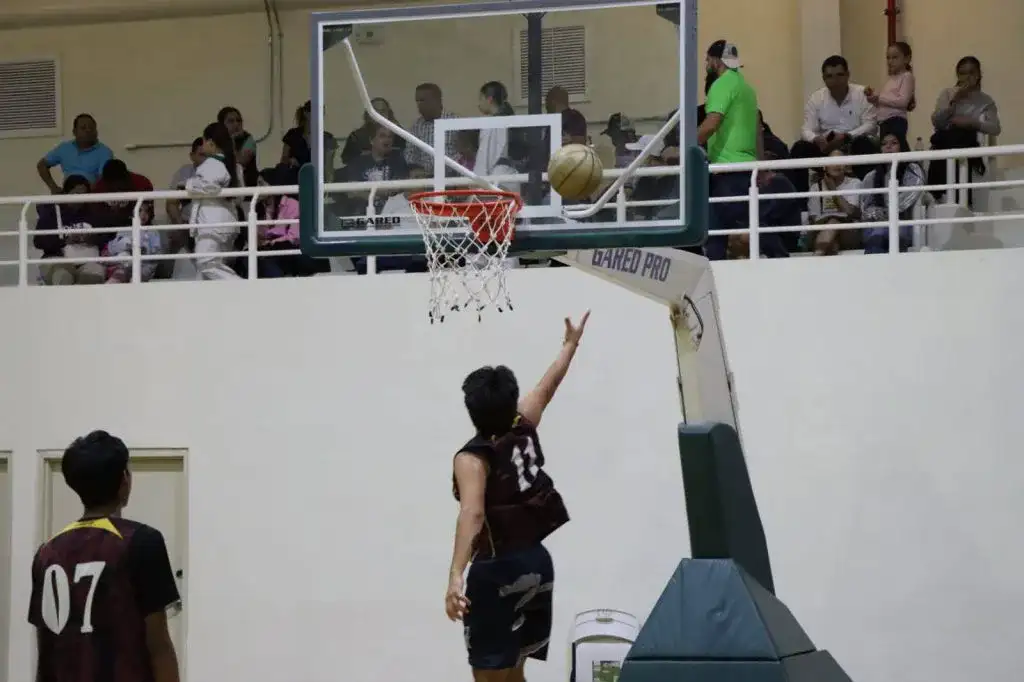 Jóvenes basquetbolistas durante una visoría en cancha deportiva