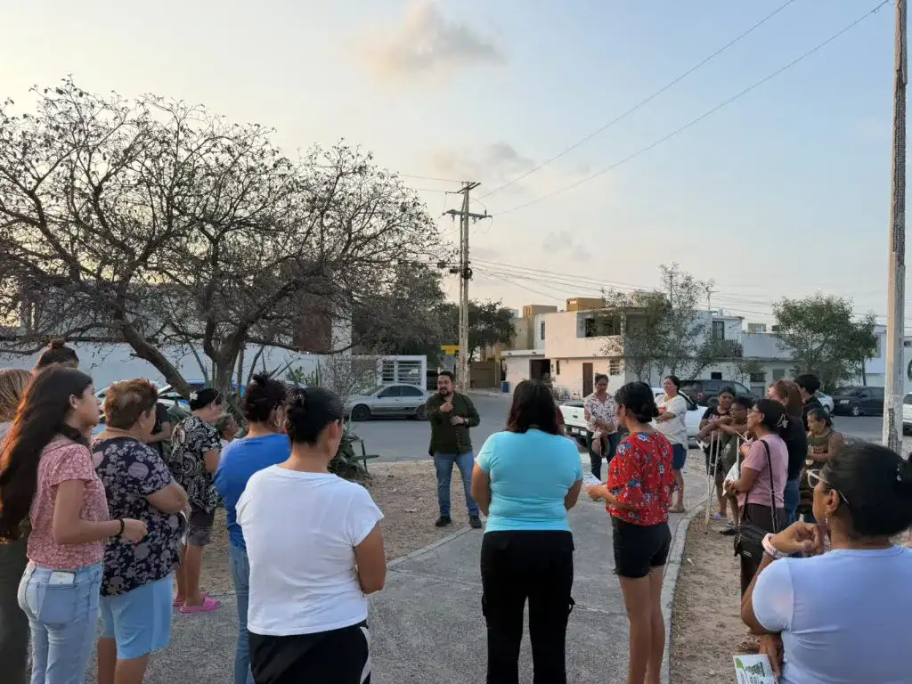 Vecinos participan en una jornada de reforestación y acopio de residuos en una colonia de Reynosa