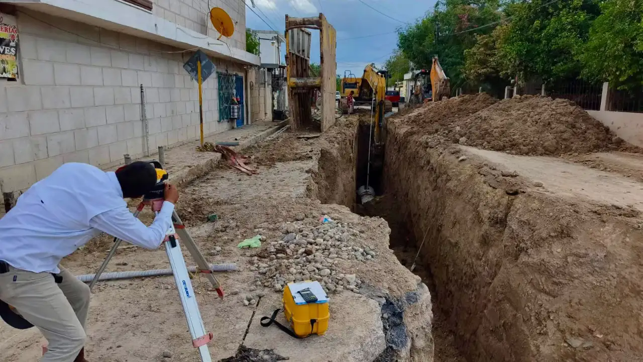 Trabajos de excavación e instalación de tubería en una calle urbana