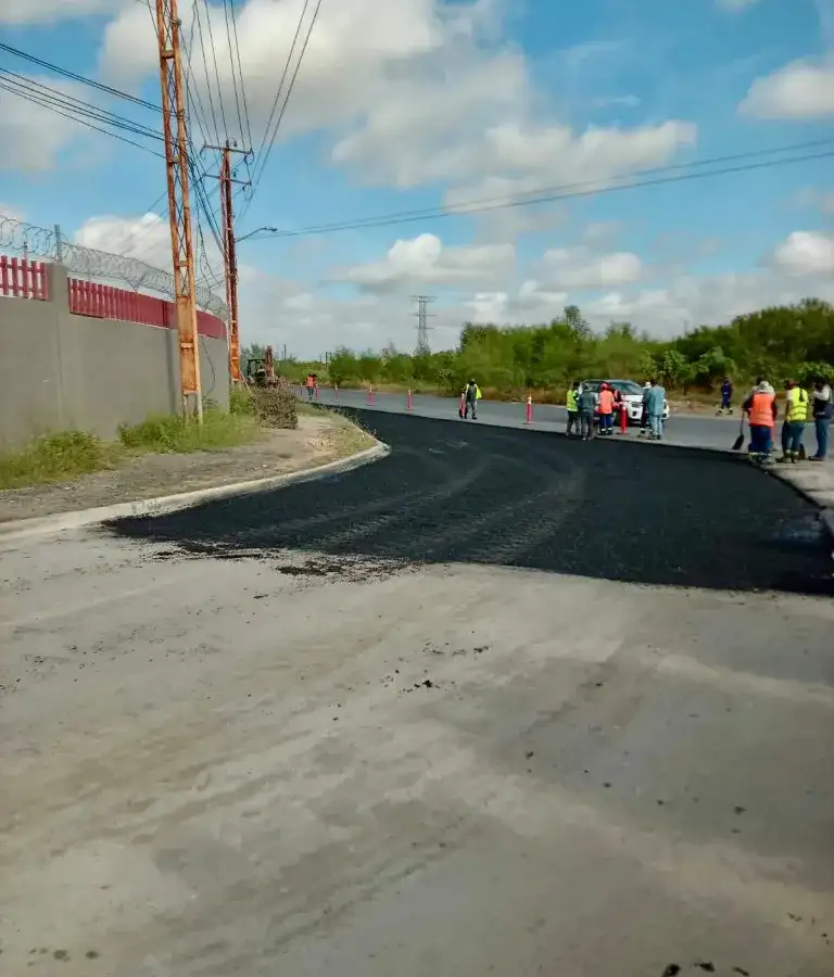 Trabajos de pavimentación en una avenida de Reynosa, Tamaulipas