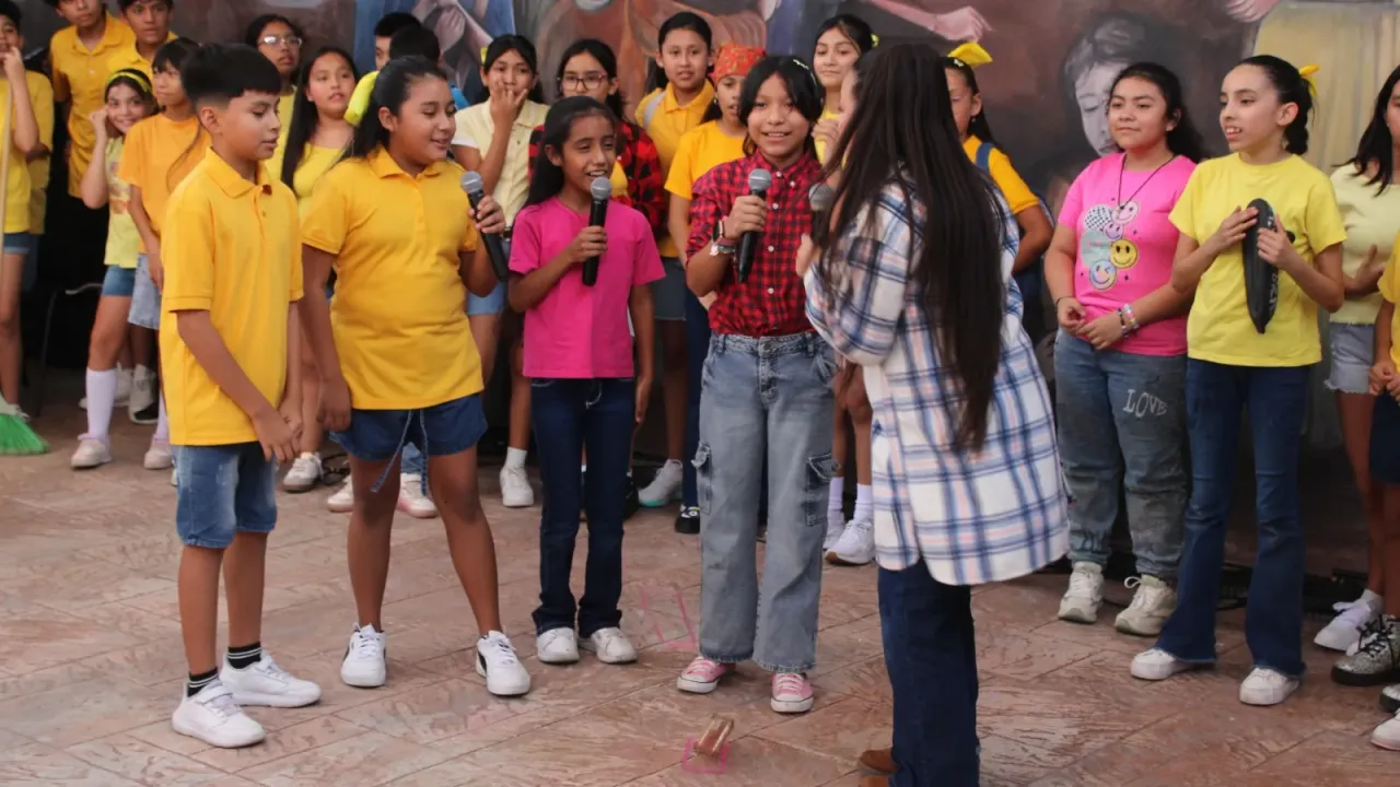 Niños y jóvenes durante la clausura del curso de verano en Reynosa