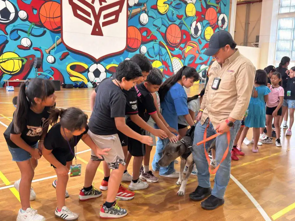 Niños en plática sobre bienestar animal en el Instituto Municipal del Deporte de Reynosa