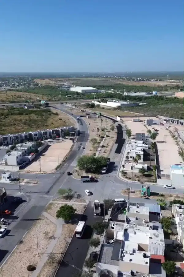 Trabajadores de obras públicas en una calle del fraccionamiento Ventura