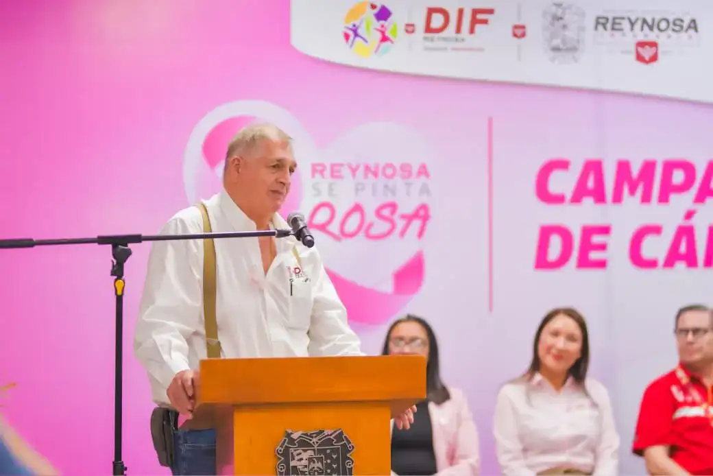 Mujeres y funcionarios durante el inicio de una campaña de salud en Reynosa