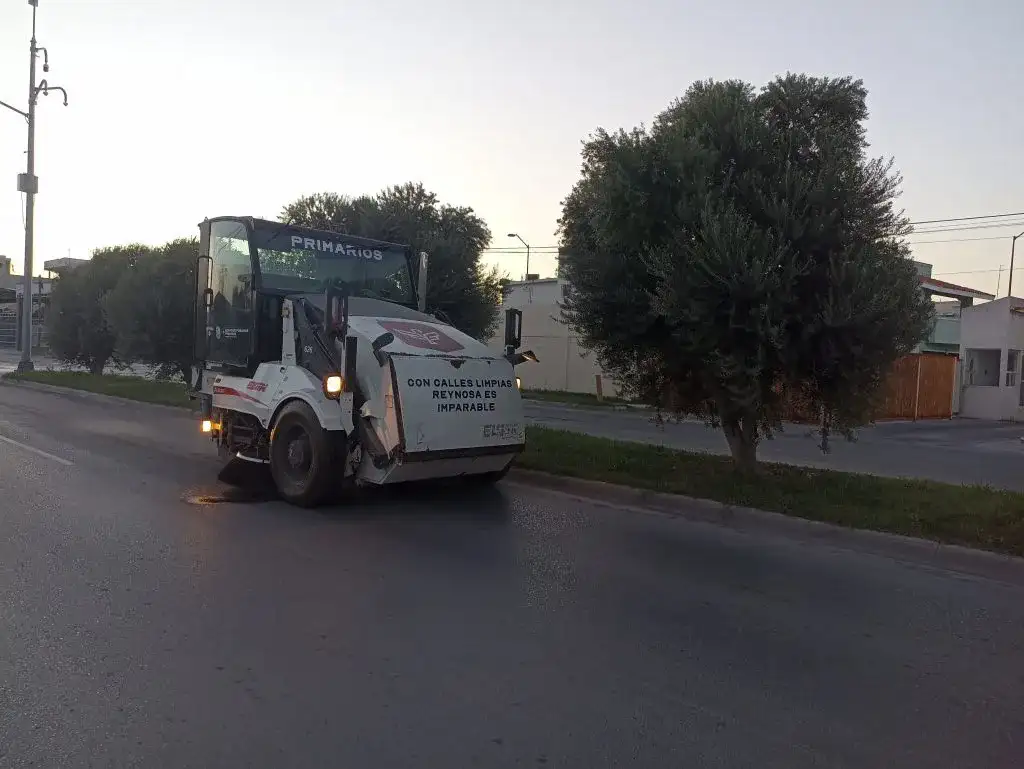 Trabajadores de limpieza en un bulevar de Reynosa durante la noche