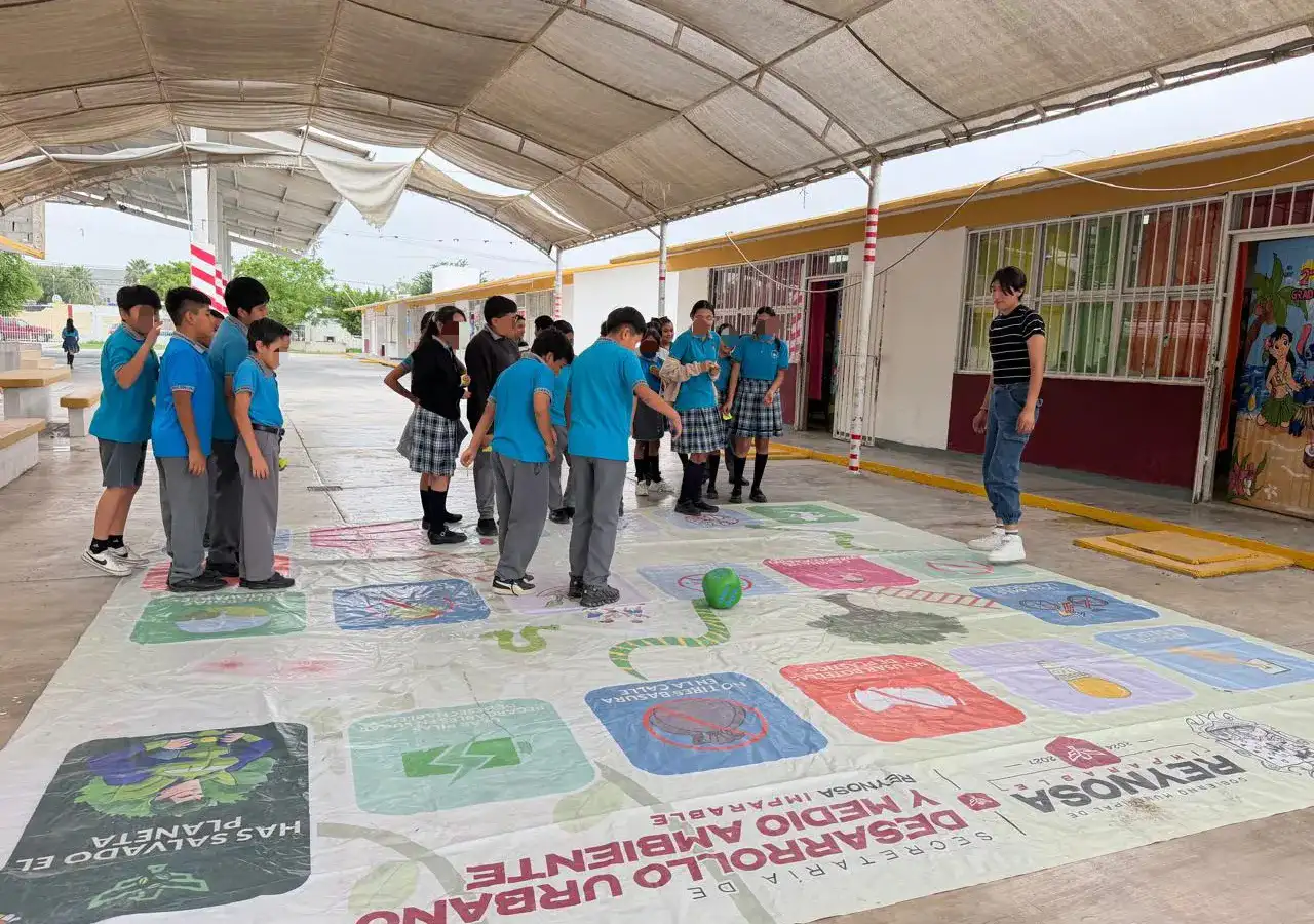 Niñas y niños participan en una actividad educativa sobre medio ambiente en una escuela primaria