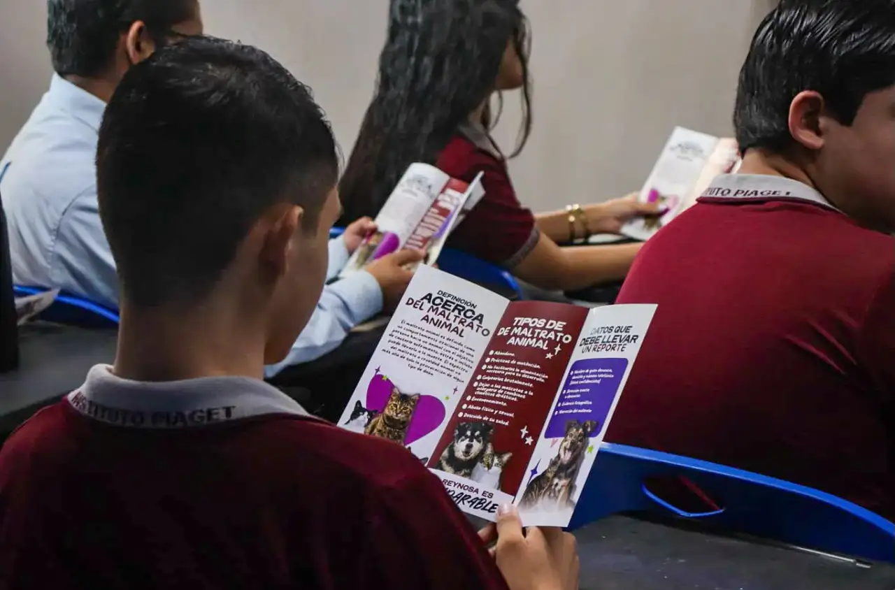 Estudiantes de bachillerato durante una plática sobre cuidado de mascotas en Reynosa
