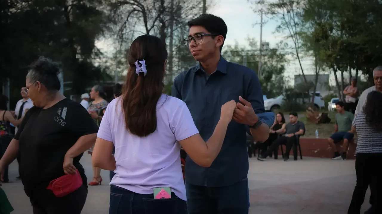 Personas bailando danzón en una plaza pública de Reynosa