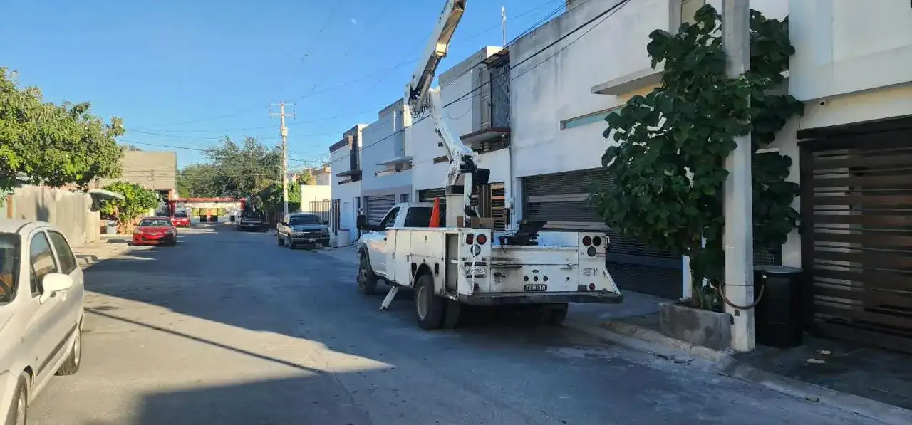 Trabajadores municipales pintan una rampa para personas con discapacidad en una escuela