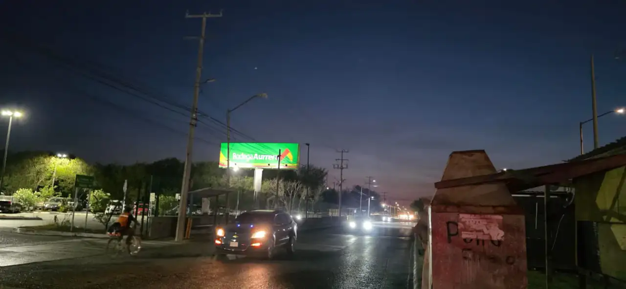 Trabajadores municipales instalando lámparas LED en un poste de alumbrado público