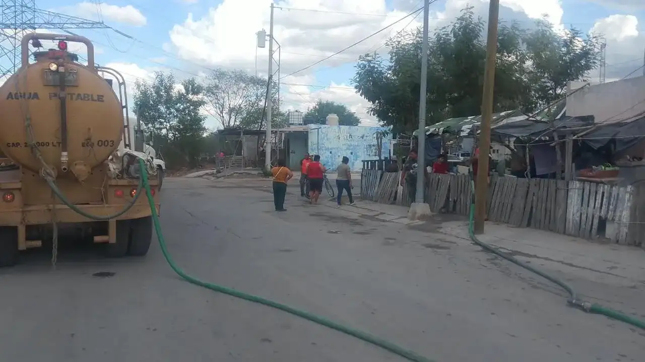 Cuadrillas municipales realizan trabajos de bacheo y alumbrado en una colonia de Reynosa