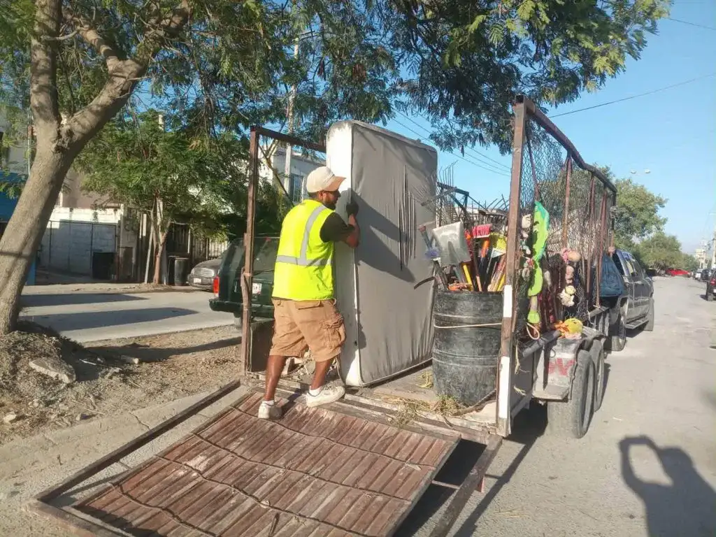 Vecinos participan en jornada de limpieza y descacharrización en calles de Reynosa