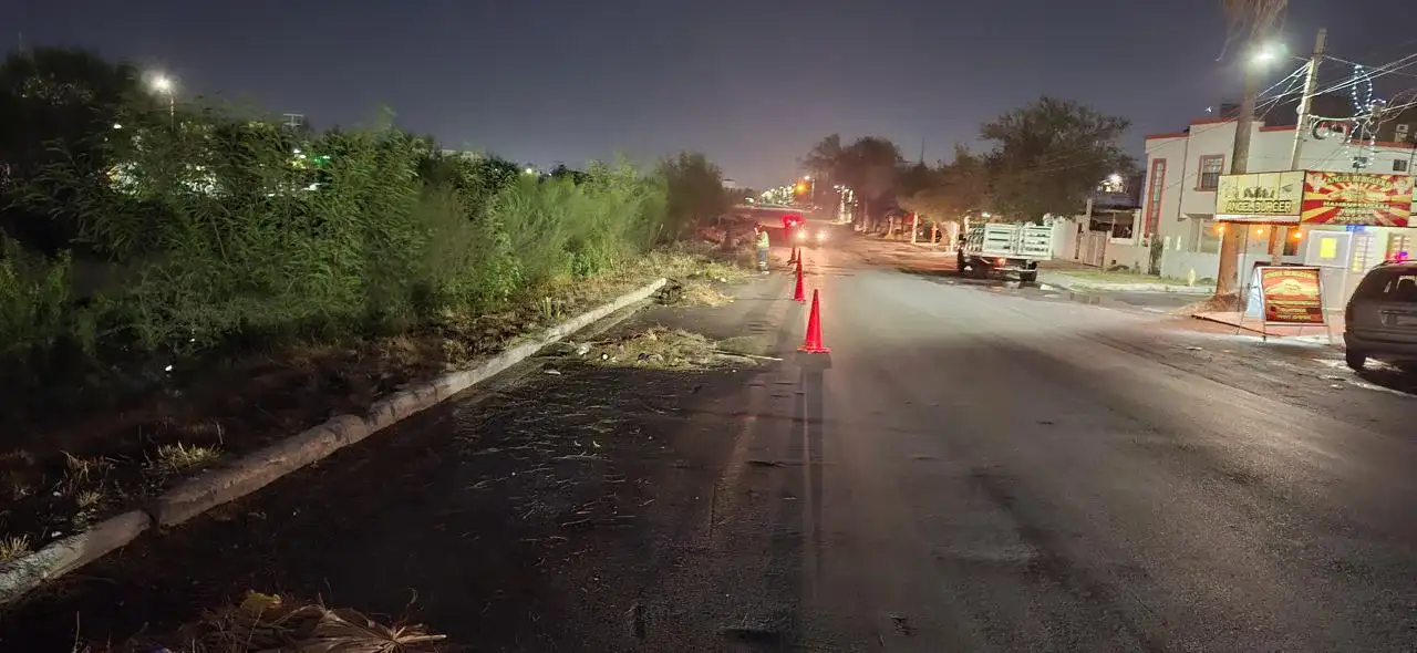 Cuadrillas municipales trabajando de noche en una avenida de Reynosa