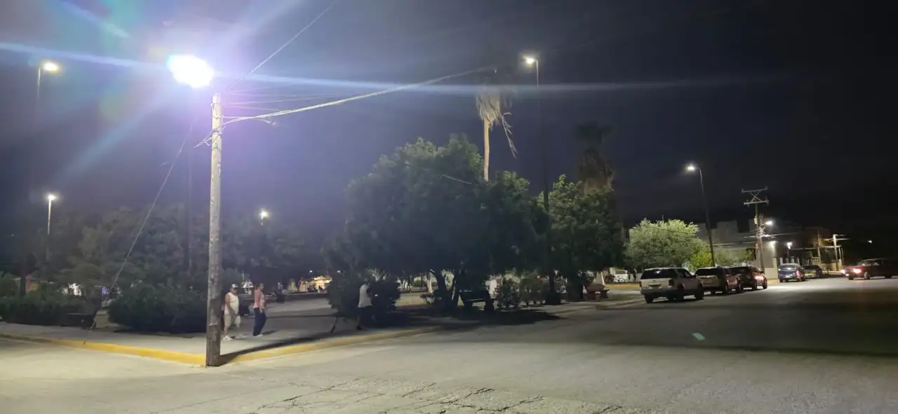 Plaza pública de la colonia Rancho Grande con nuevas luminarias LED