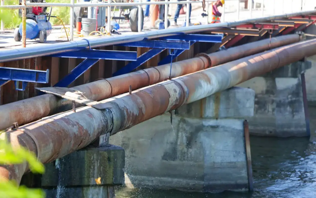 Trabajadores instalan tubería de agua potable en Reynosa