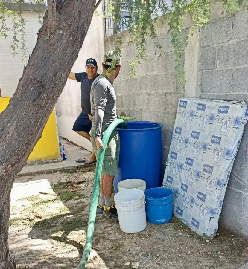 Camión cisterna del municipio de Reynosa distribuyendo agua potable en una colonia