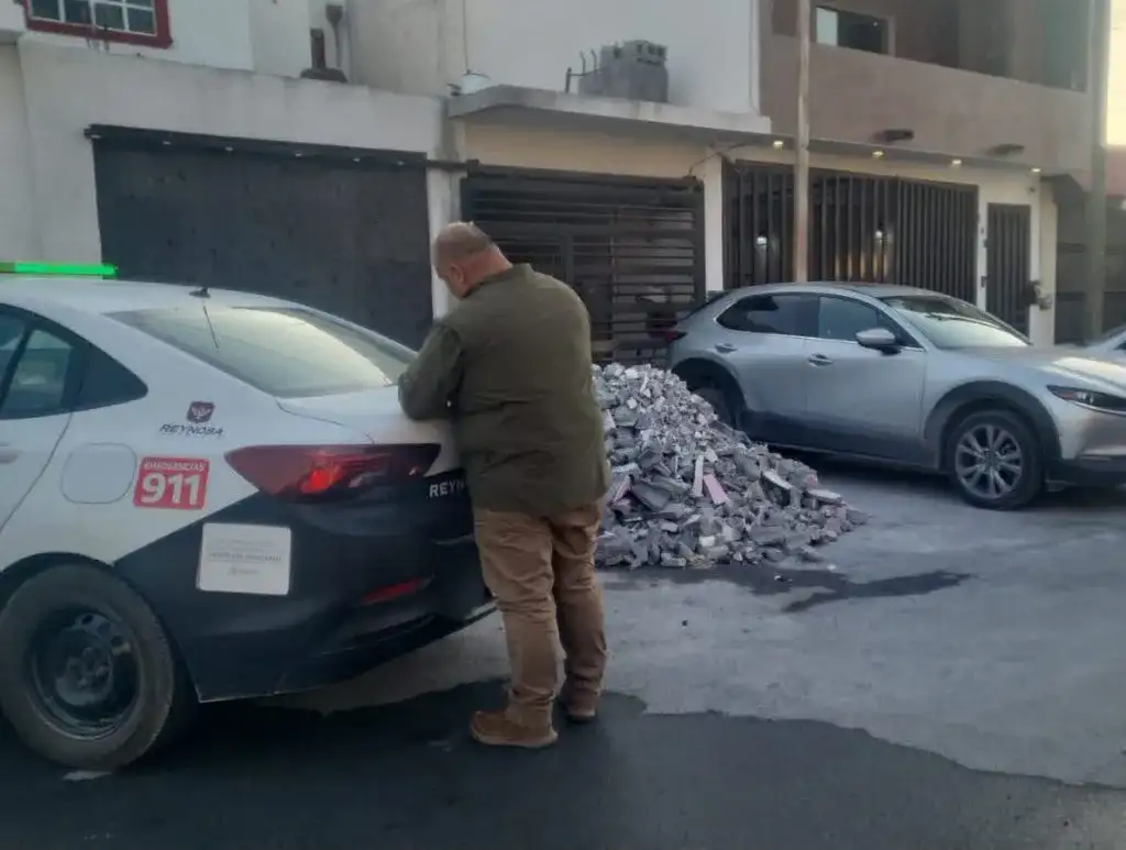 Escombros y materiales de construcción en una calle de Reynosa