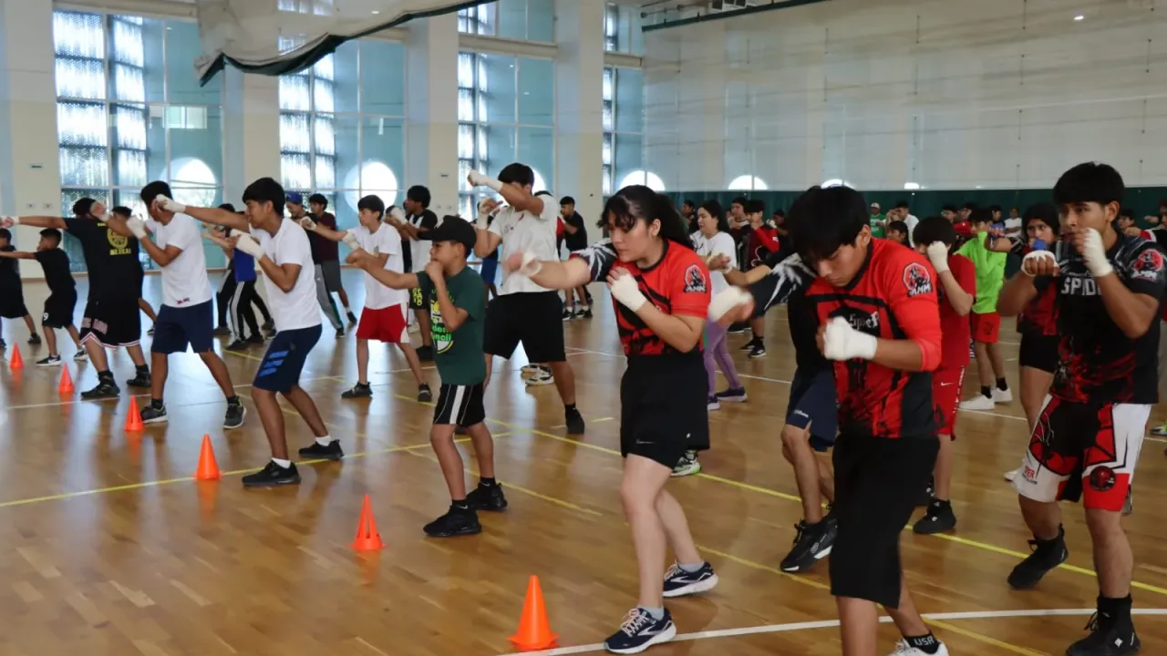 Personas participando en la clase de boxeo en el Polideportivo de Reynosa