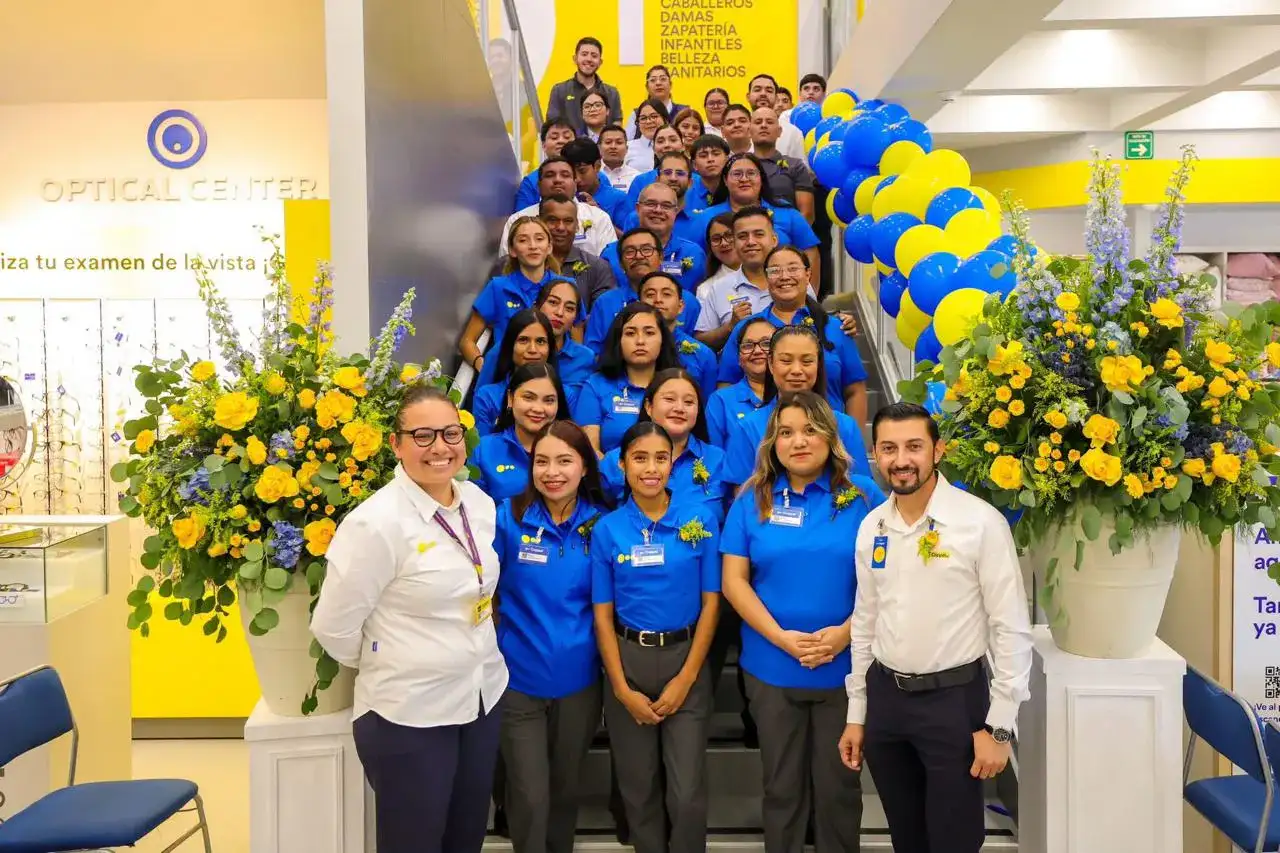 Personas durante la inauguración de una tienda en Reynosa