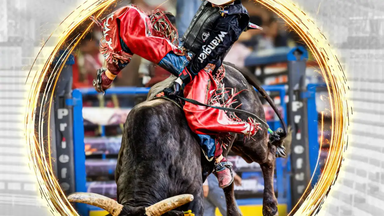 Jinetes durante una competencia de rodeo en un lienzo charro