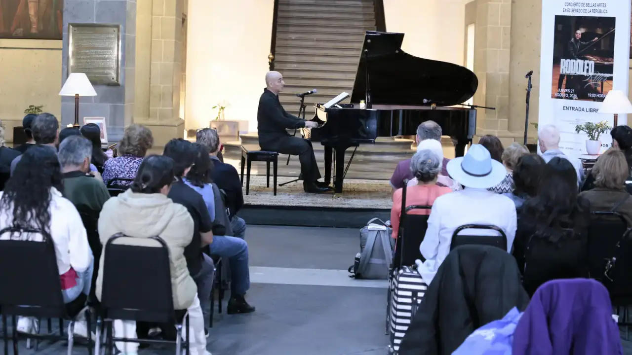 Pianista Rodolfo Ritter durante su presentación en la Casona de Xicoténcatl