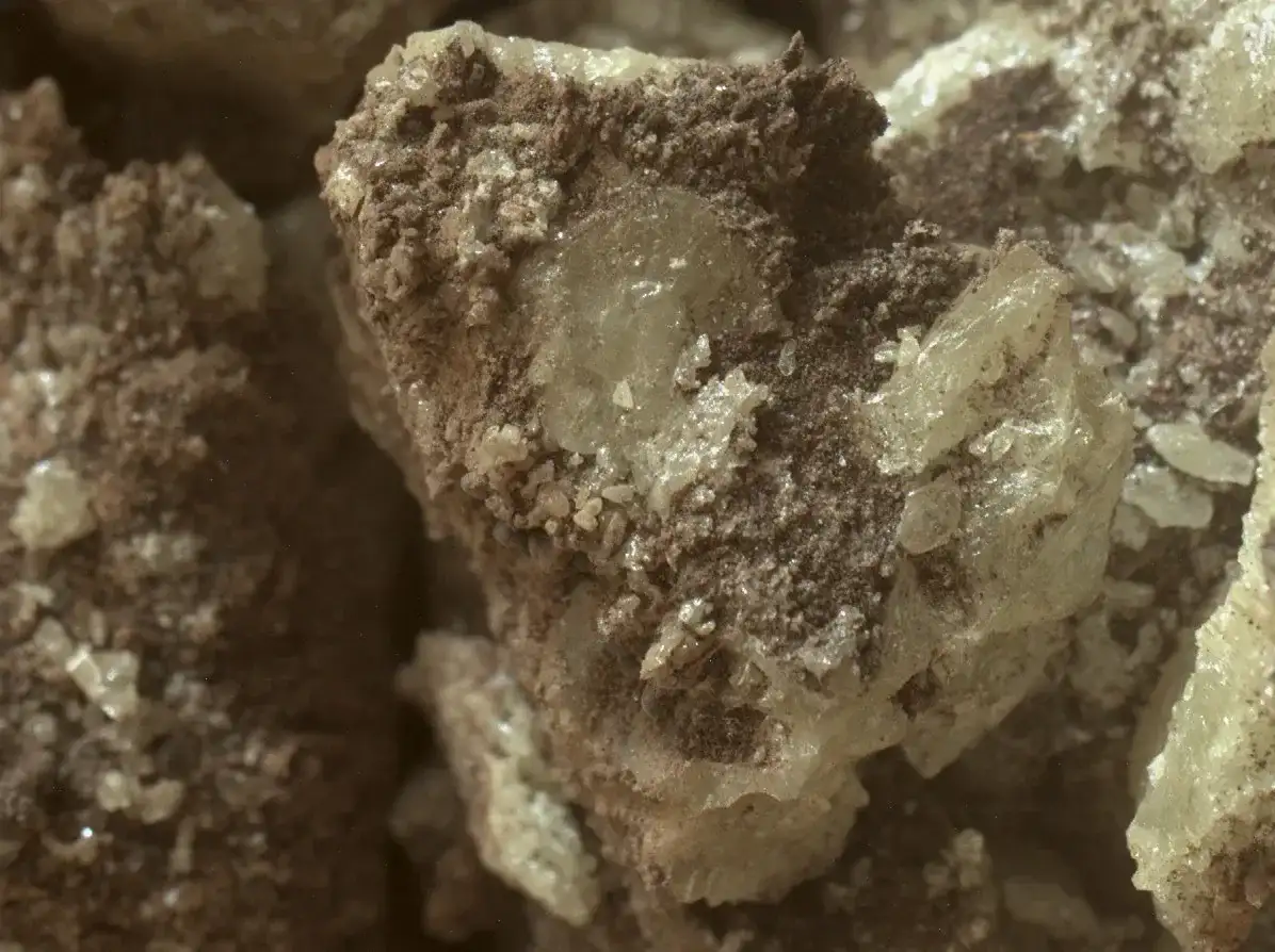 Fragmentos de cristales de azufre en primer plano, imagen de la cámara del rover Curiosity en Marte