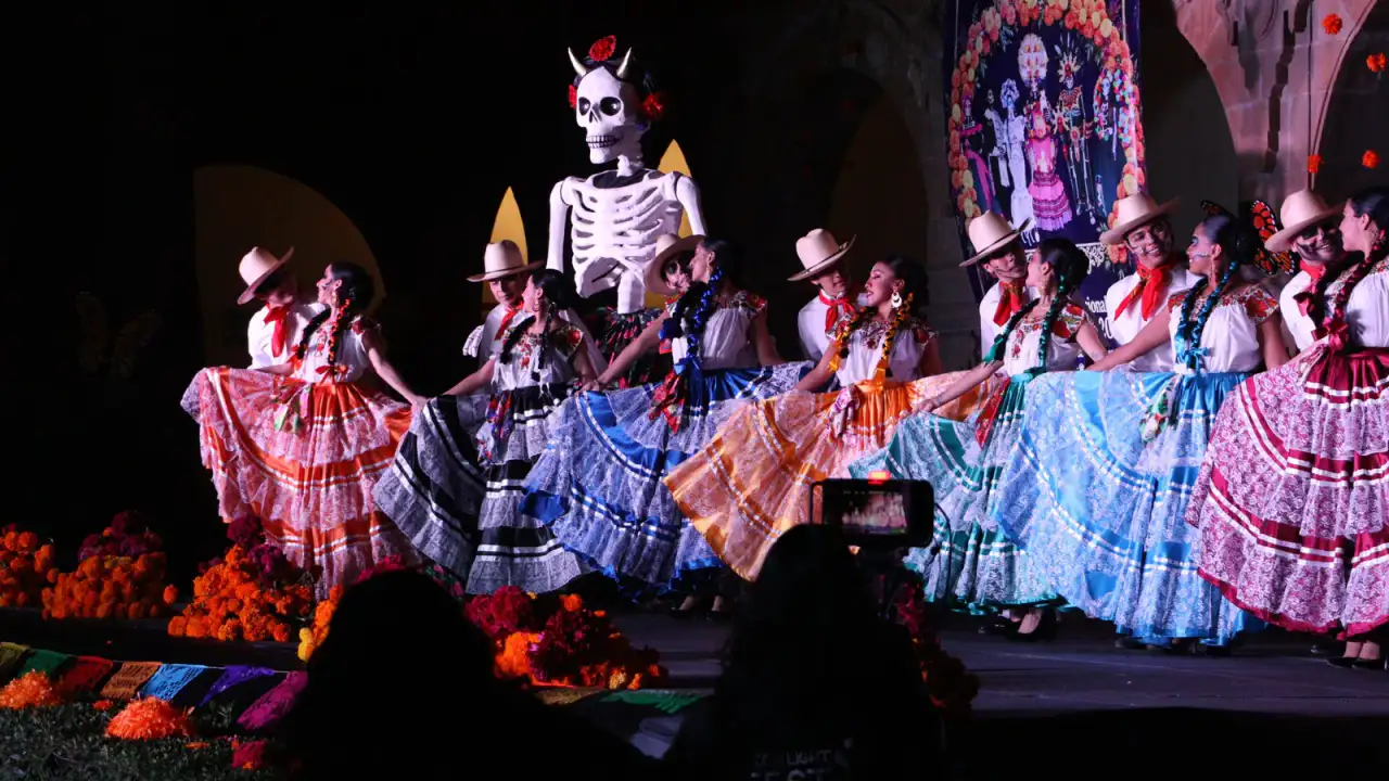 Personas disfrazadas de catrinas durante un festival de Día de Muertos en Salamanca