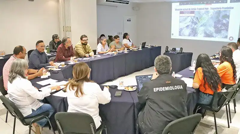 Personal de salud durante una reunión de coordinación por el huracán Polo