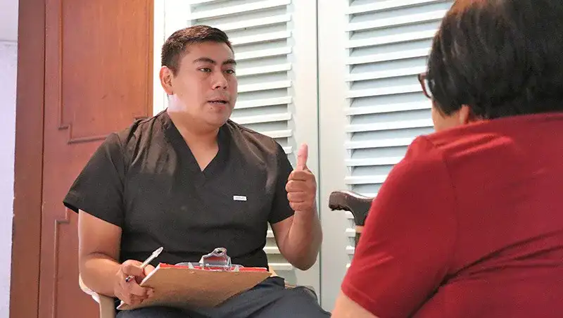 Adultos mayores durante una jornada de salud en Baja California Sur