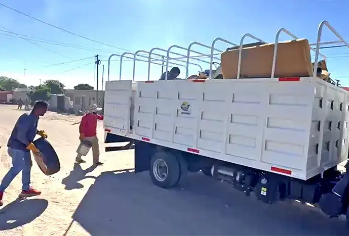 Brigadas de salud durante una jornada de descacharrización en una colonia