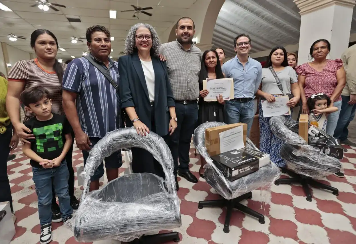 Personas reunidas durante la entrega de equipos productivos en San Ignacio, Sinaloa