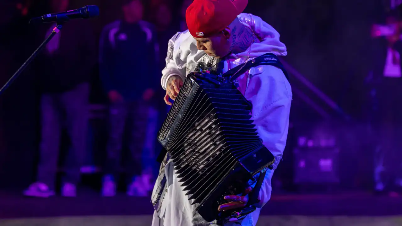 Personas reunidas en la explanada del Mercado Juárez durante un concierto masivo en Toluca