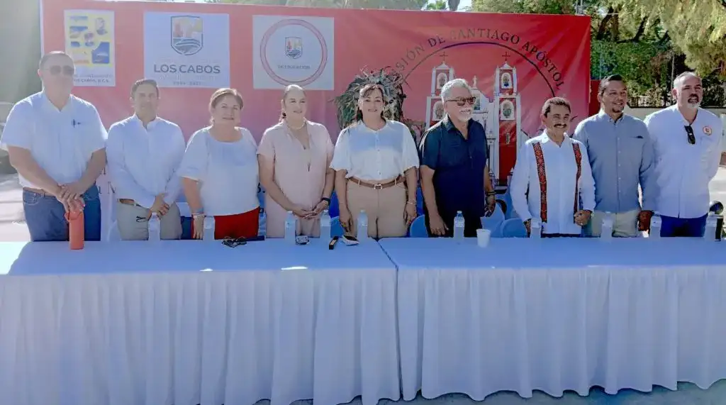 Personas reunidas en un acto cívico con bandera de México