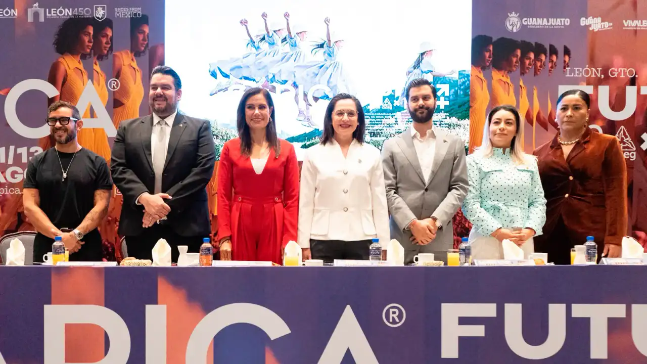 Expositores en stand de SAPICA, feria del calzado en Poliforum León