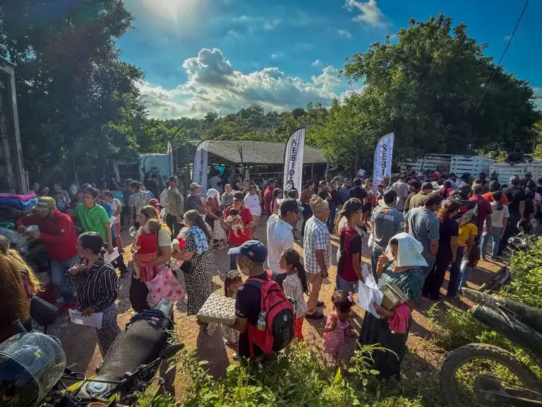 Personal de SEBIDES entrega apoyos a familias en la colonia Bicentenario de Culiacán