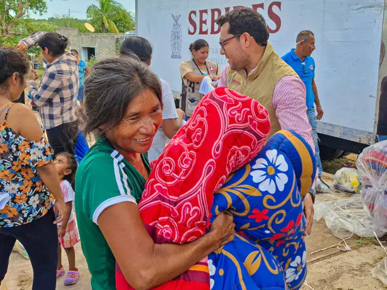 Familias indígenas reciben despensas y colchonetas durante una jornada de apoyo en Sinaloa