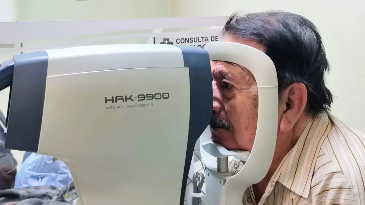 Médicos realizan valoración oftalmológica en hospital de Celaya