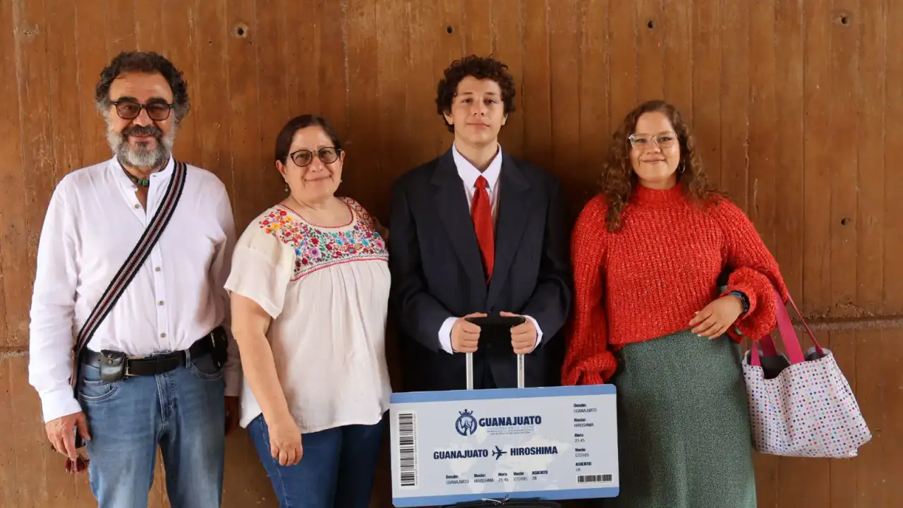 Estudiantes abanderados en ceremonia oficial en Guanajuato