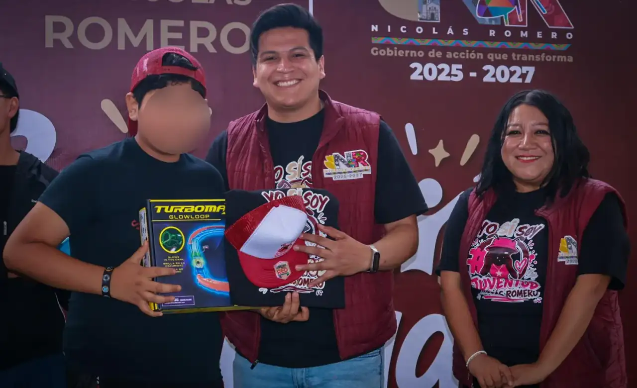 Jóvenes participan en actividades al aire libre durante un evento municipal