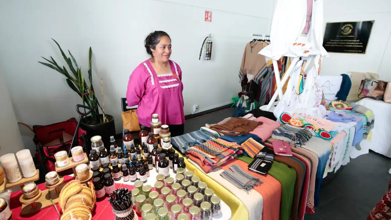 Mujeres artesanas exhiben y venden sus productos en el Senado de la República