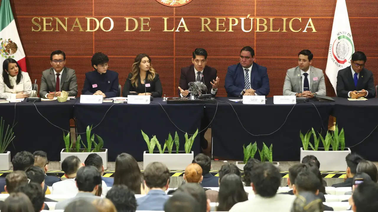 Jóvenes reunidos en el Senado durante la inauguración del parlamento