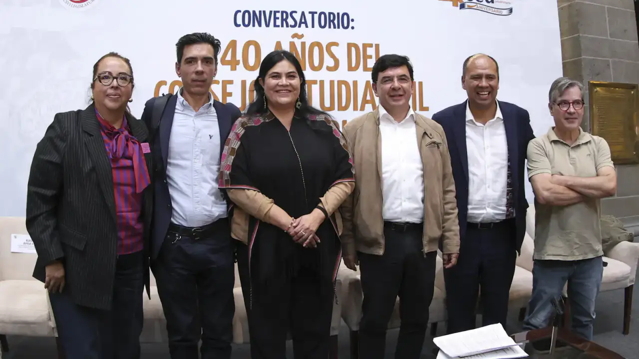 Personas reunidas en un conversatorio en el Senado sobre el movimiento estudiantil
